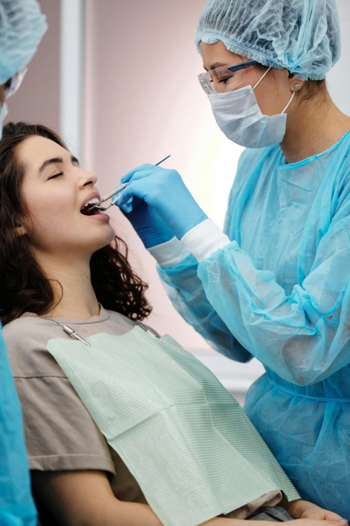 Zahnärztin untersucht Patientin, Zellmer Zahntechnik GmbH